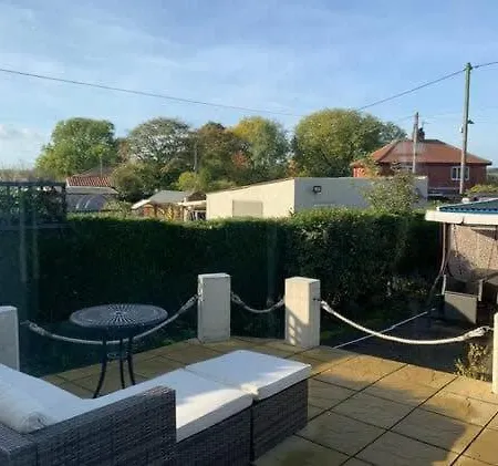 Rainbows End Bungalow - Fantastic Gardens Filey