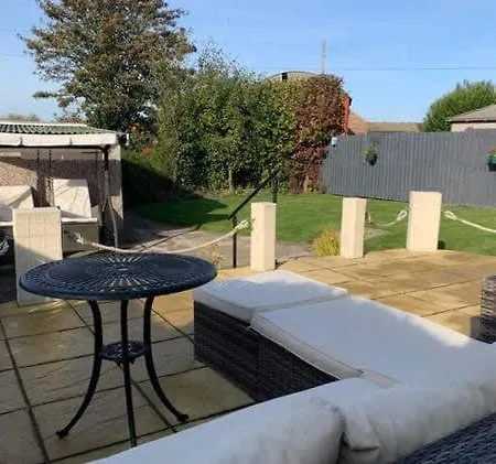 Апартаменты Rainbows End Bungalow - Fantastic Gardens Файли