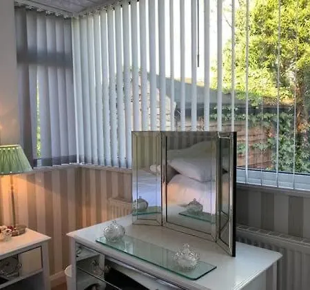 Апартаменты Rainbows End Bungalow - Fantastic Gardens *