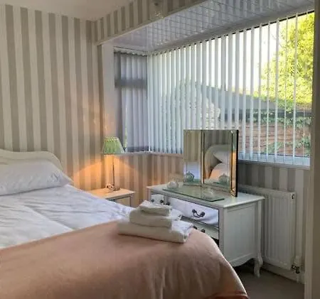Rainbows End Bungalow - Fantastic Gardens * Filey